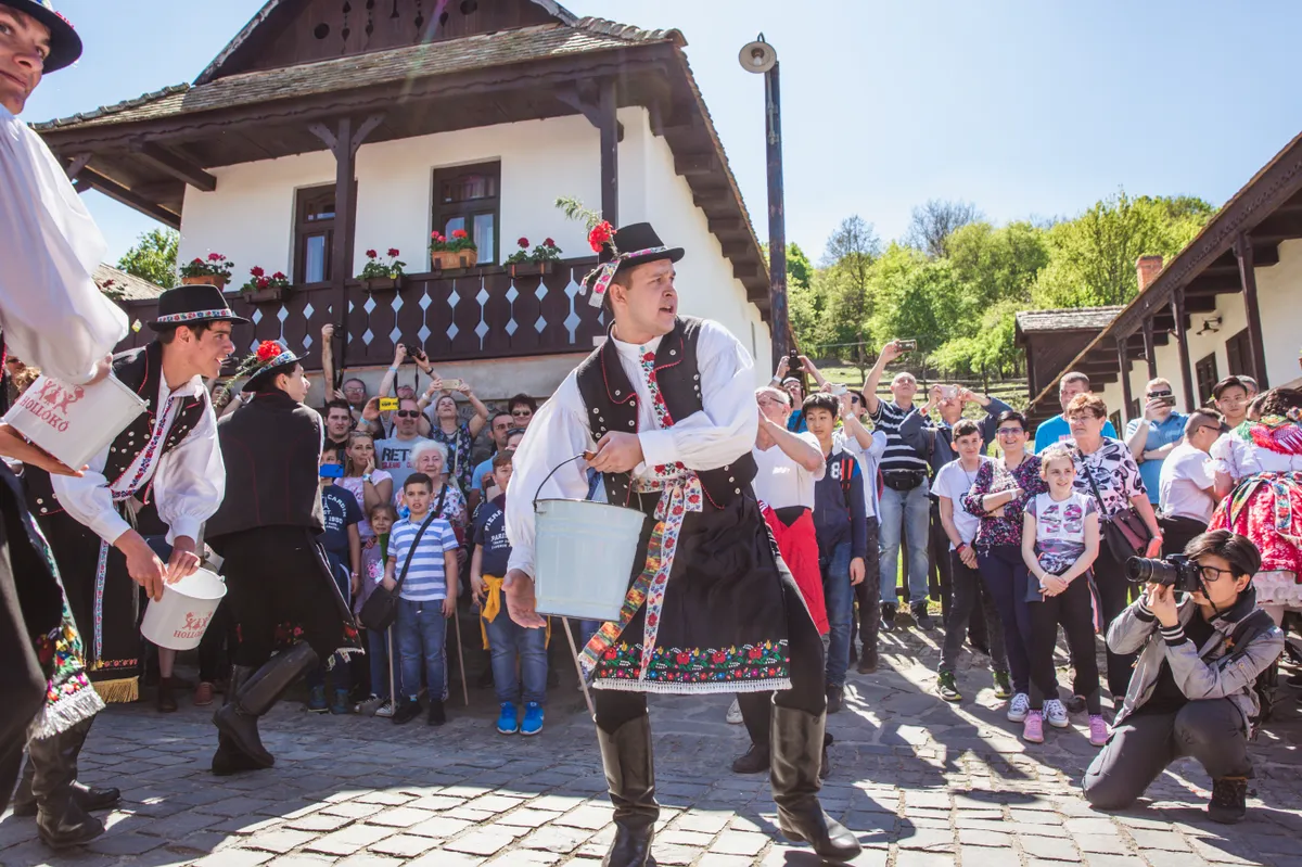 Húsvéti locsolás kútvízzel népviseletben Hollókőn