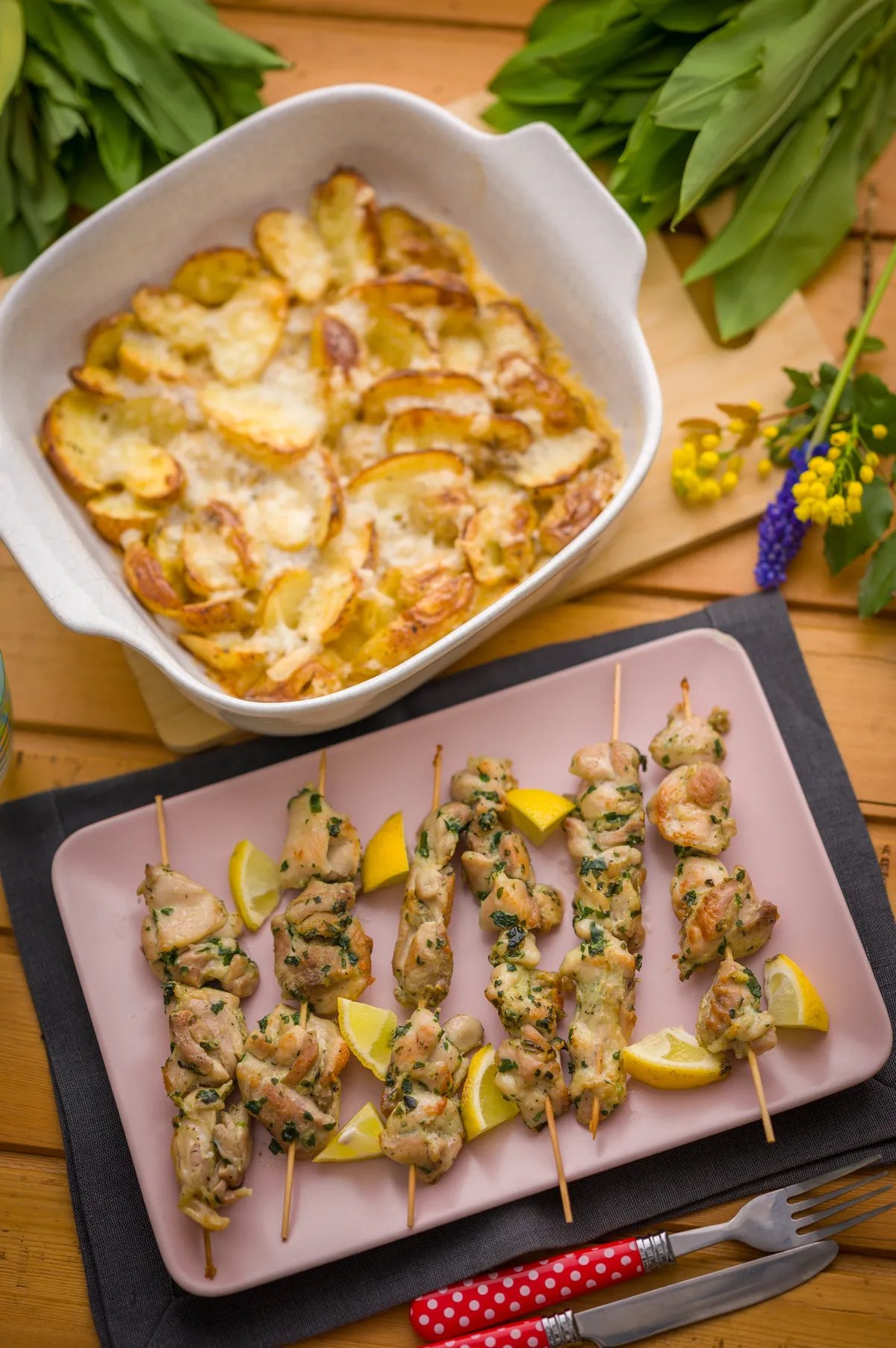 Medvehagymás recept: medvehagymás csirkenyárs csőben sült burgonyával.