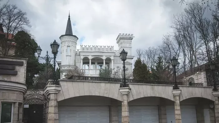 Bástyák, torony, szivarszoba: 1, 2 milliárdért árulják Tasnádi Péter egykori luxuspalotáját