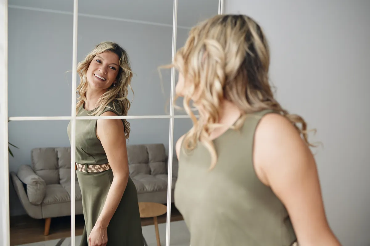 A divattippeket betartó fiatal anyós elegáns ruhában.