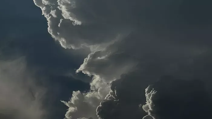 Ismét egy borongós, erősen felhős nap elé nézünk