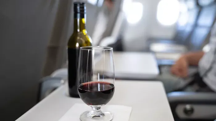 Változások az alkoholos italok szállításában a repülőn