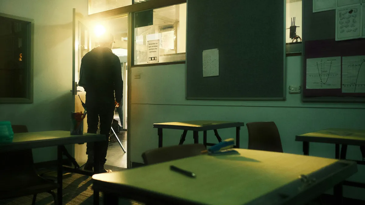 A nős zaklató tanár több mint 40 oldalnyi üzenettel ostromolta a védtelen diáklányt