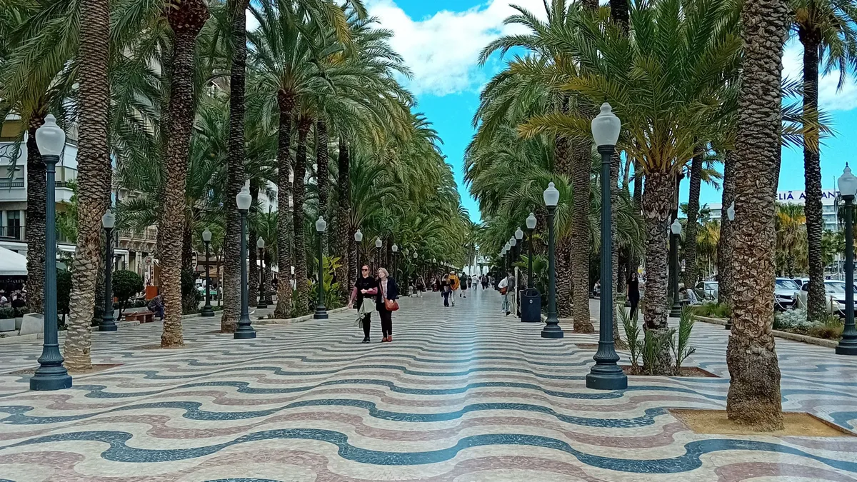 Alicante híres hullámos sétánya Spanyolországban.