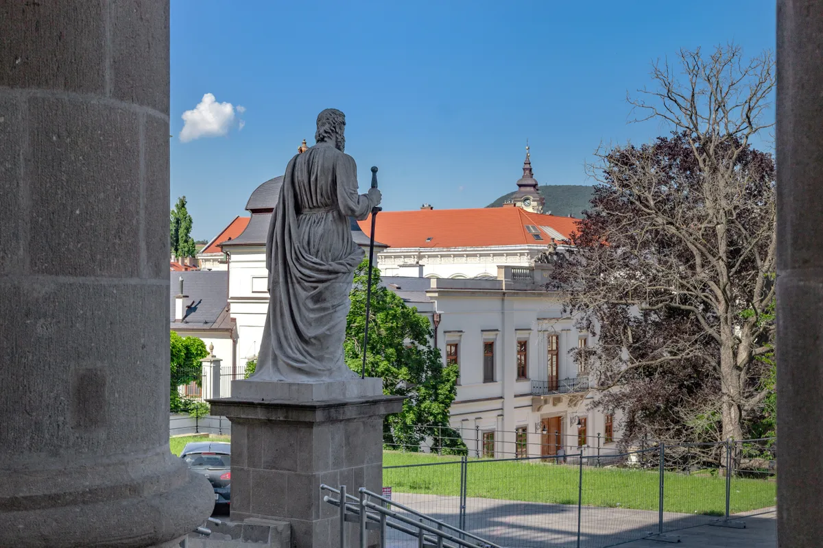 Az egri bazilika egyik apostolszobra
