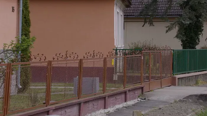 Csoda Barabáson: túlélte a tízméteres esést a kismama