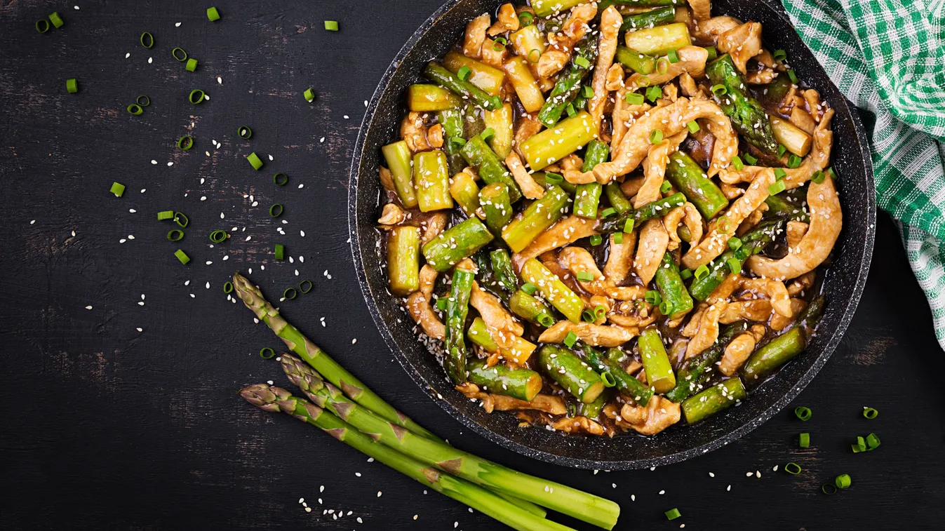 Spárga recept alapján készült csirkés étel.