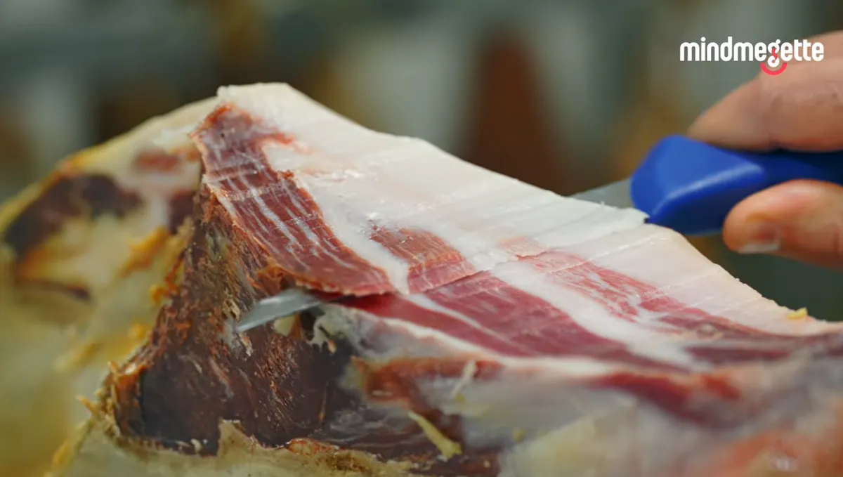 Hazánk legjobb sonkája szeletelés közben.