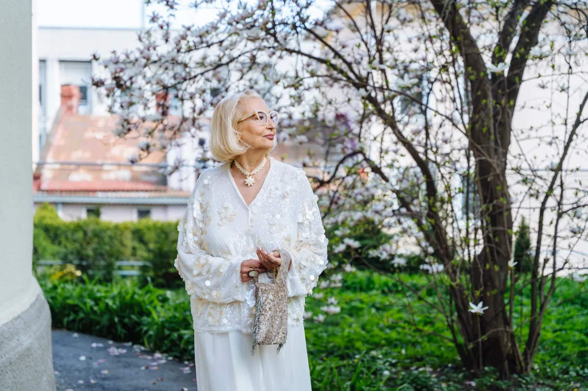 Egy érett stílusos nő az utcán mutatja mit vegyél fel a ballagásra.