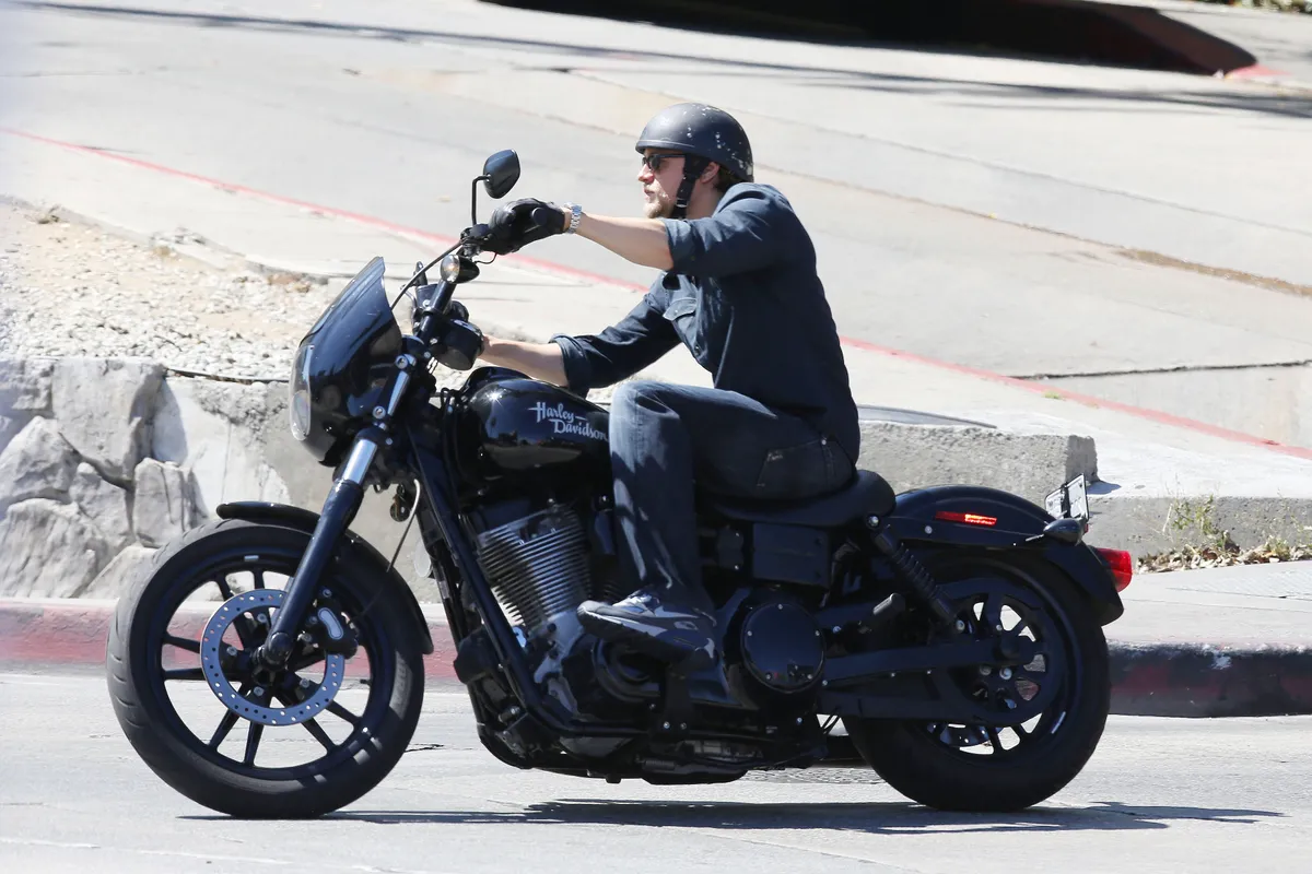 Charlie Hunnam egy Harley Davidson motort vezet a Kemény motorosok egyik forgatásán. 