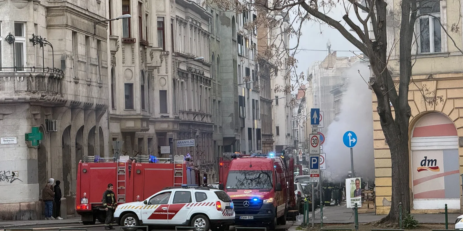 Drámai felvételek: óriási füstfelhő a Boráros térnél