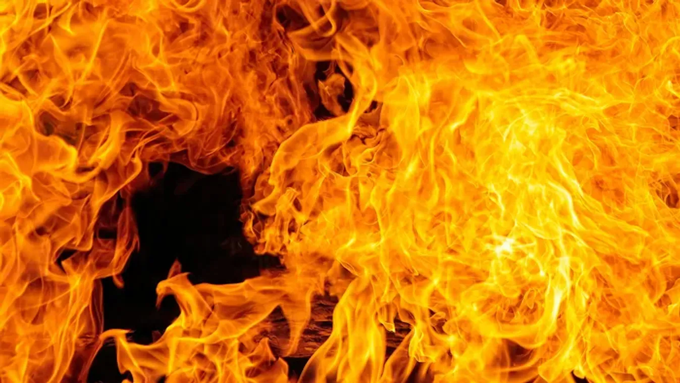 Mindent fekete füst borít be: tűz ütött ki egy ipari üzemben