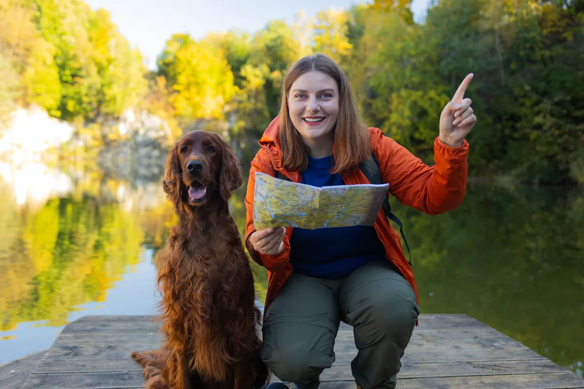 kutyabarát kirándulóhelyen egy kutya a gazdájával