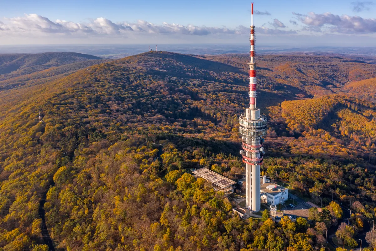 A pécsi tévé-torony a magasból fotózva.