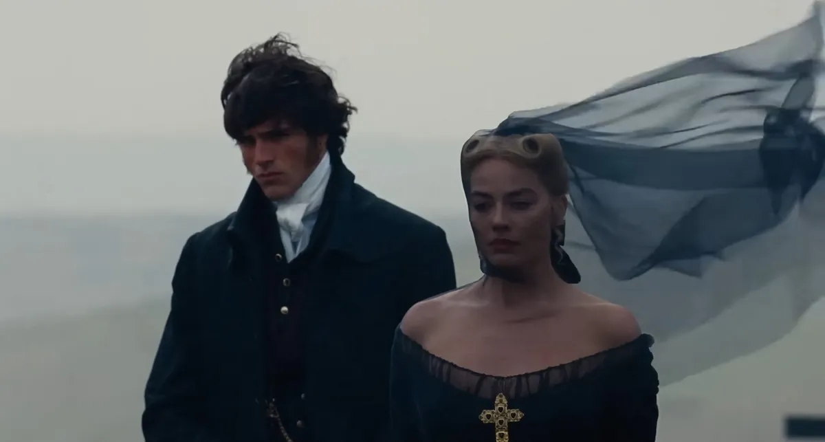 Jacob Elordi és Margot Robbie az Üvöltő szelek című filmben.