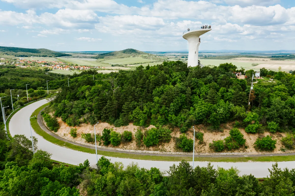 A Bence-hegyi kilátóból szépen belátni a Velencei-tó környékét.