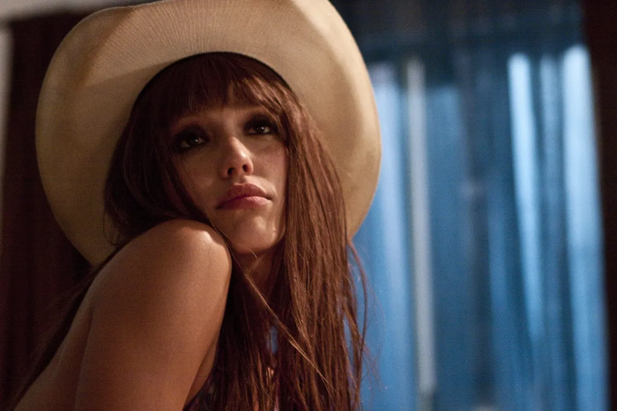 Jessica Alba kalapban is gyönyörű.