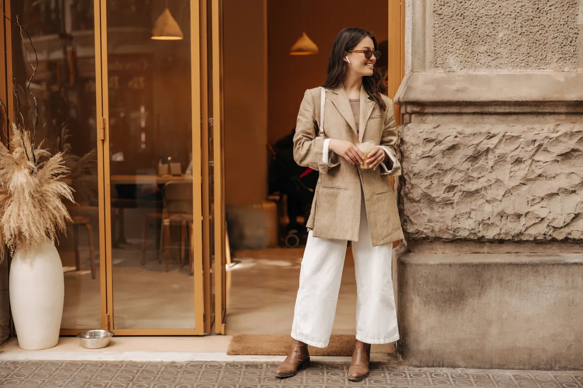 Francia stílustippek alapján felöltözött, elegáns fiatal nő.