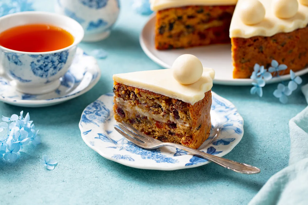  Mandulás Simnel torta tányéron.