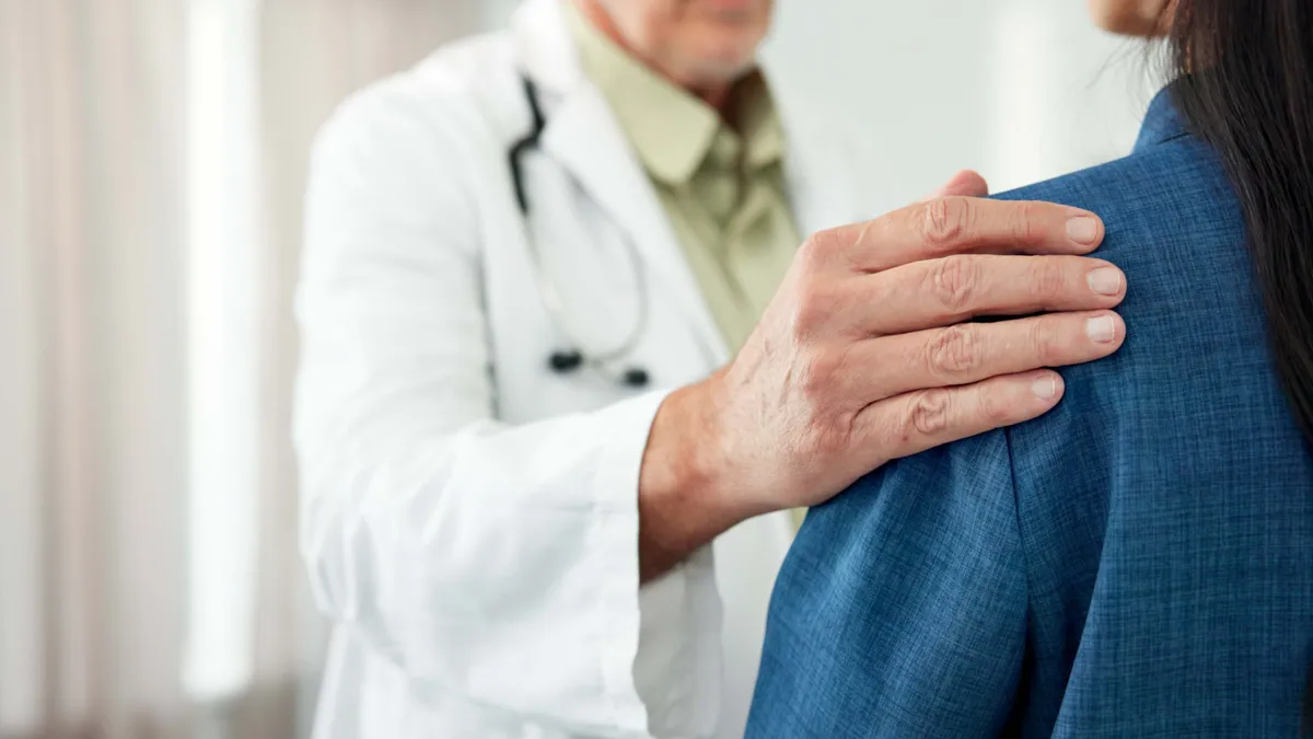 Egy gyönyörű bogarat vett fel kirándulás közben – majdnem belehalt a 44 éves anya az allergiás reakcióba