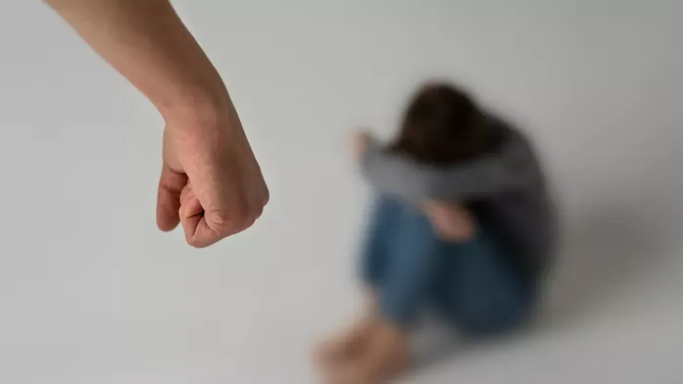 Családon belüli erőszak: rendszeresen összeverte feleségét egy várpalotai férfi