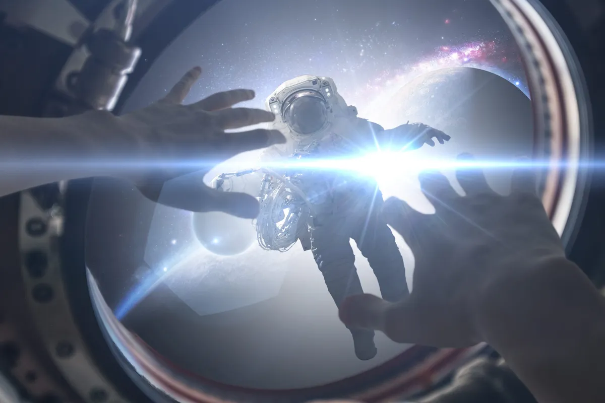 Űrsétán lévő asztronauta és egy ember egy űrhajóban az Űrhajózás Világnapja alkalmából