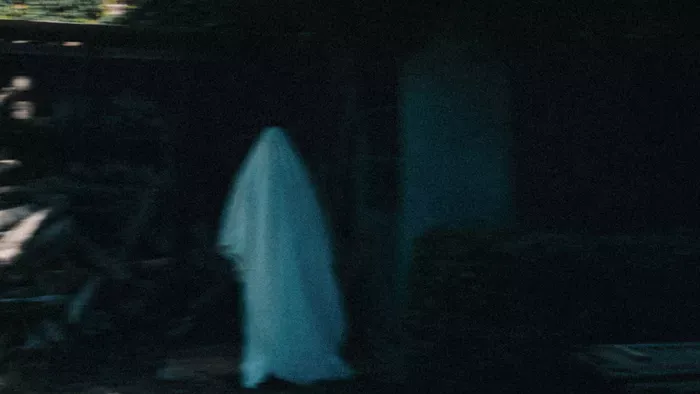 Szellem kísért a házban: sokkoló jelenetet rögzített a kamera a nappaliban