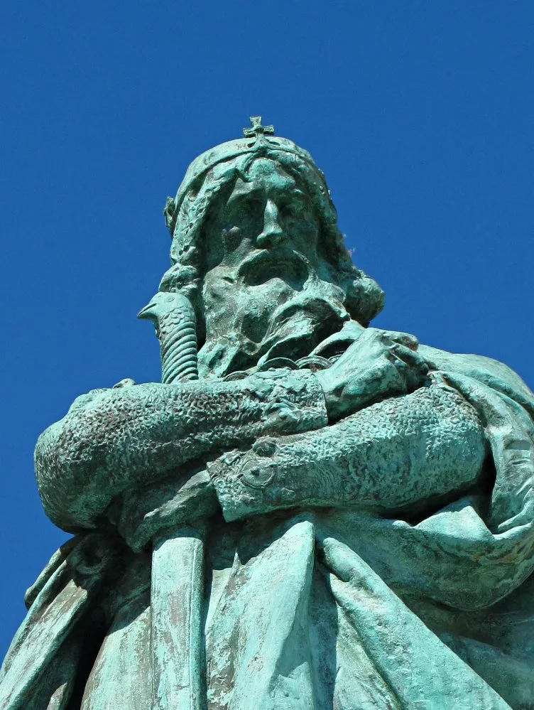 A történelmi kvízben is szereplő IV. Béla király szobra. 