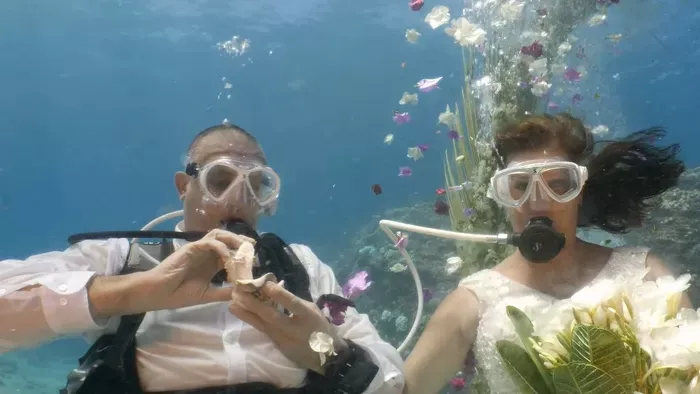 Víz alatt házasodott össze a szerelmespár