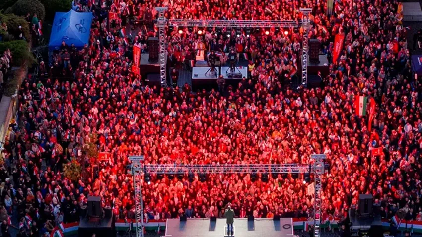 Orbán Viktor megtöltötte a Szentháromság teret