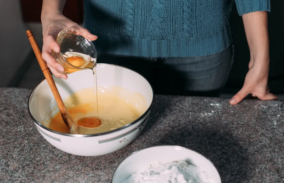 Nokedli receptet készítő nő a konyhában.