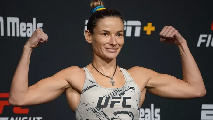 Bugyira vetkőzött Marina, az Iron Lady, így rázza a melleit