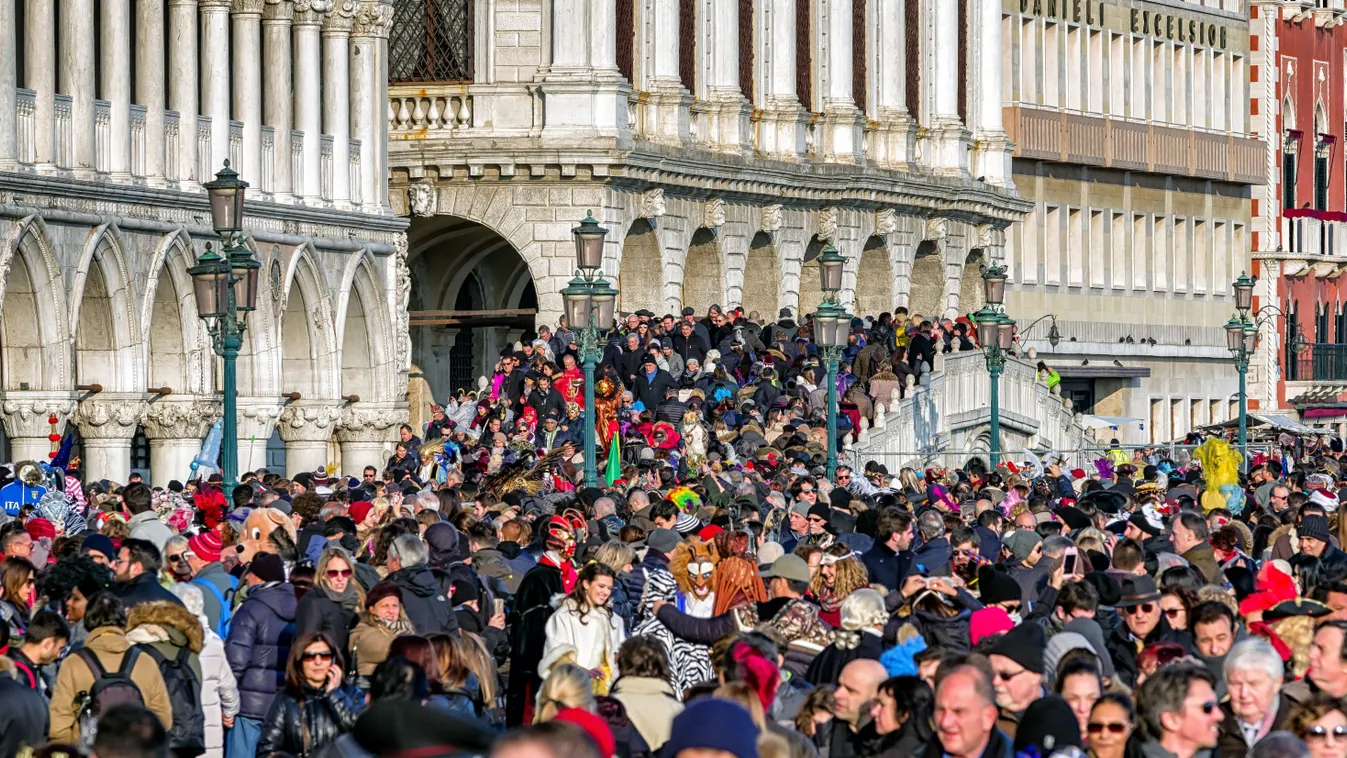 Új idegenforgalmi adóval igyekeznek gátat szabni a tömegturizmunak Európa nagyvárosaiban
