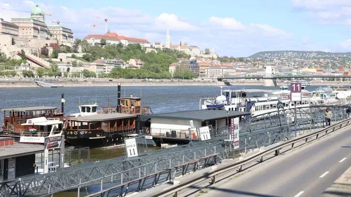 Most érkezett: sziklákra esett egy ember a rakparton