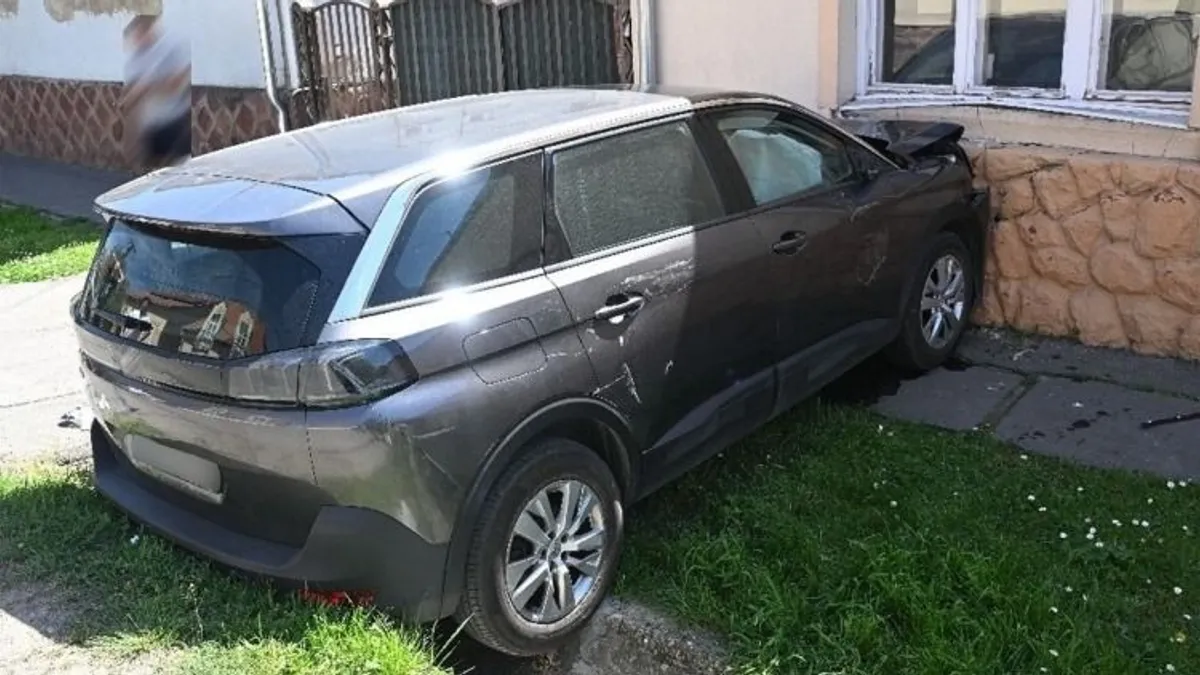 Gyermek lépett a gázpedálra – kapunak, majd falnak hajtott ölében fiával az anyuka