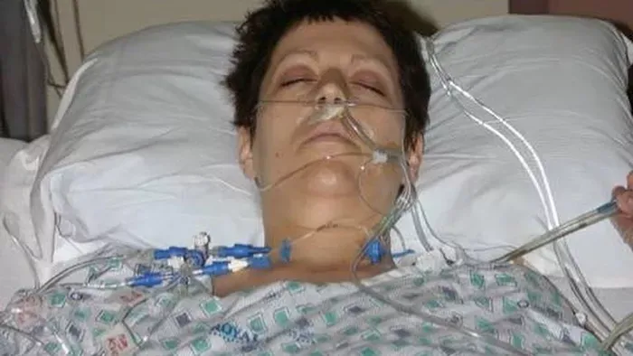 Apja munkakabátja miatt halálos korral küzd az anyuka