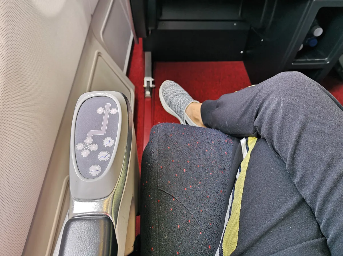 Extra lábtér a repülőgépen egy női utas esetében.