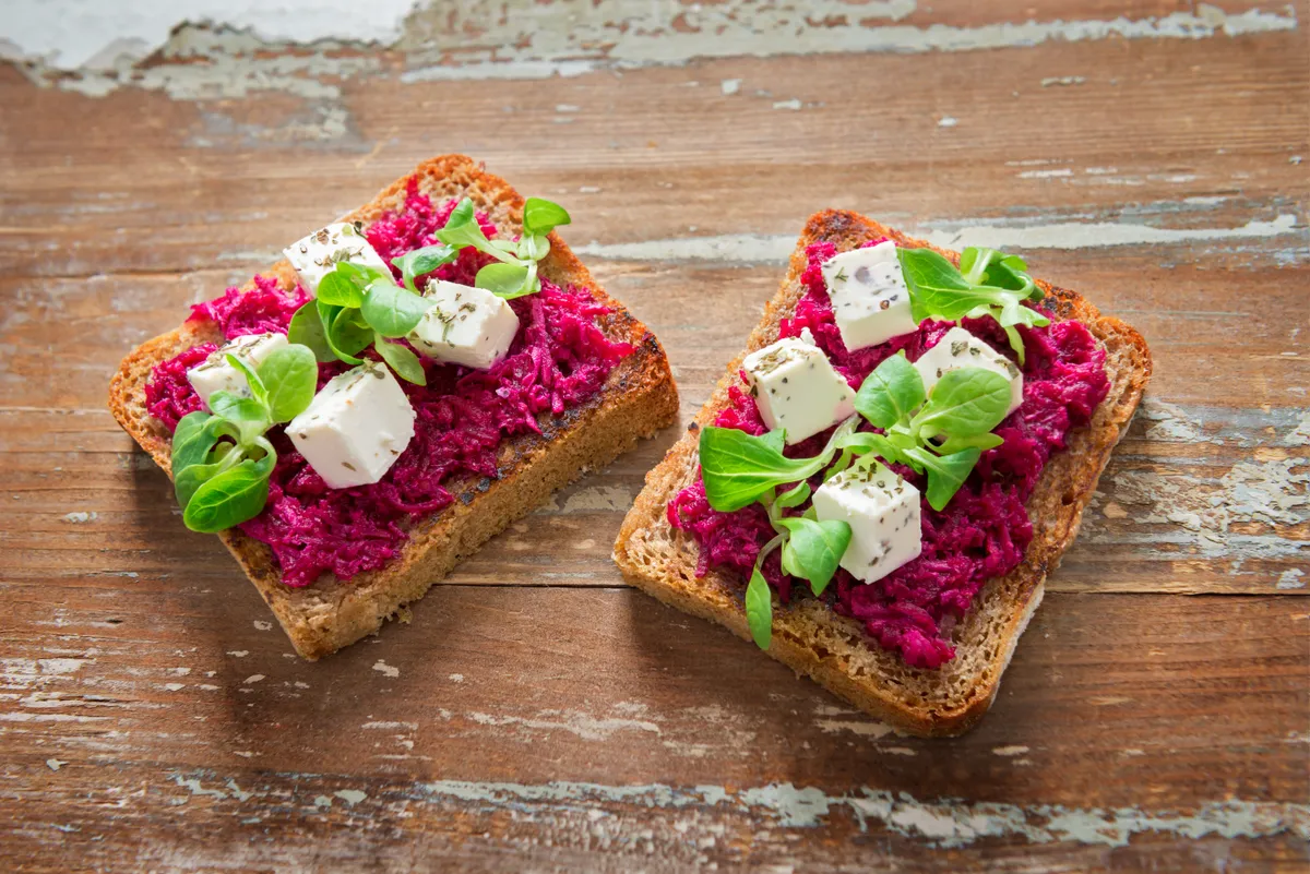 Vegetáriánus ételek közül fetás-céklakrém szendvics.
