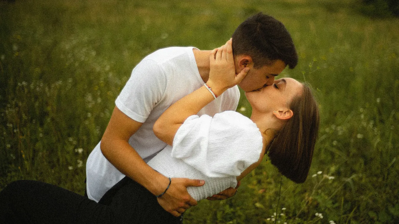 Csókolózás a mezőn egy gluténérzékenységgel küzdő fiatal nővel