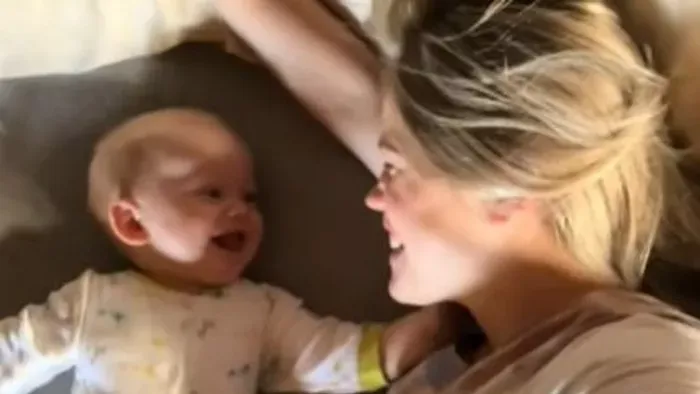 Ritka betegség tünete volt az újszülött aranyos vonása