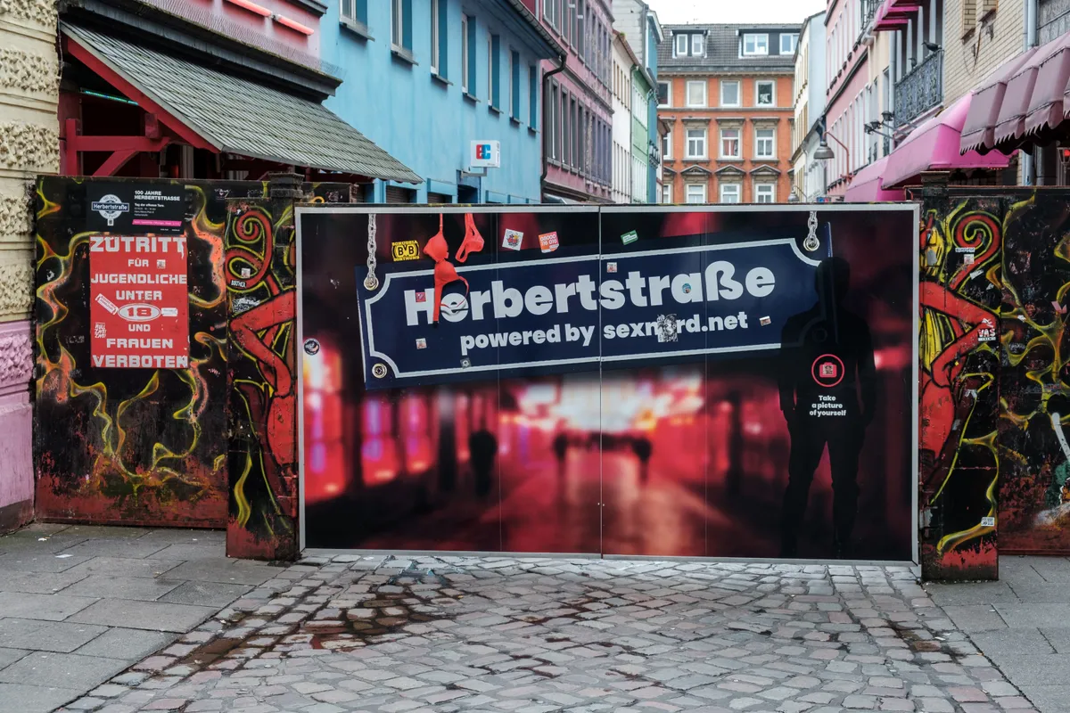 A piros lámpás hamburgi Herbertstraße. 
