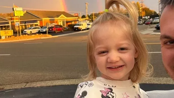 Fénylő szeme mutatott rá a kislány súlyos diagnózisára