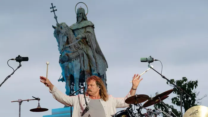 Robban a stadion: Leslie Mandoki új himnusza az FC Bayern München titkos fegyvere lett!