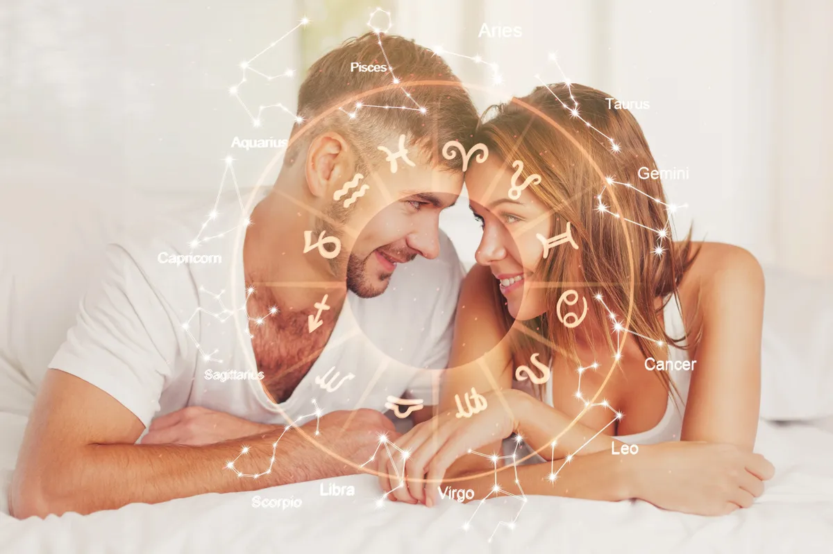 Boldog pár az ágyban, a horoszkópban használt zodiákus kör mögött.