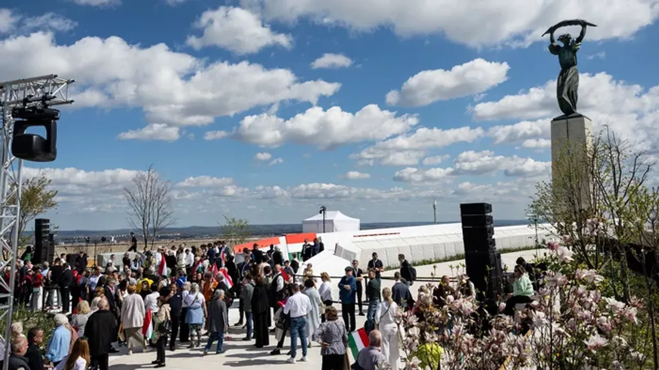Megérkeztek az első képek a Citadella átadásáról: már most gyülekezik a tömeg