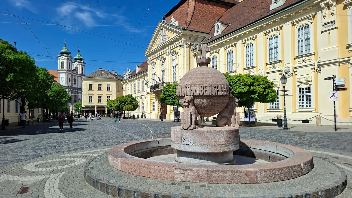 Székesfehérvár egyik leghíresebb köztéri alkotása az országalma.