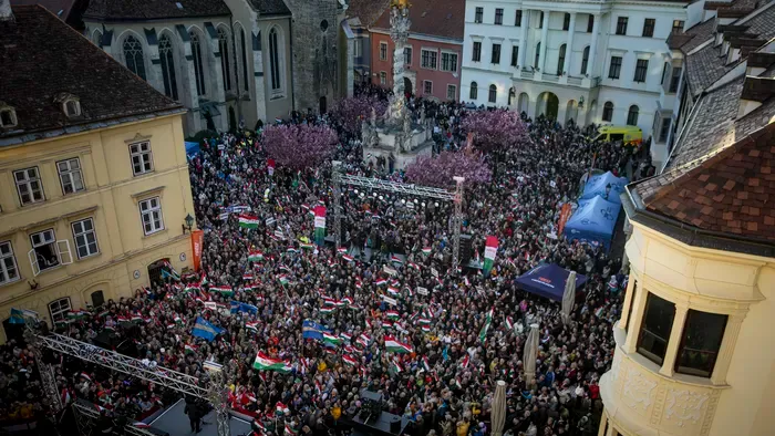 Ezt nehéz lesz letagadnia a Telex-444-féle univerzumnak: Sopronban megtelt a Fő tér