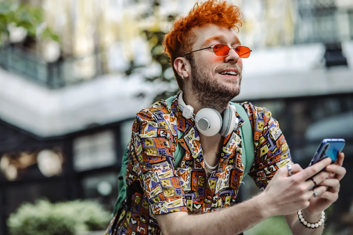 Férfi divatbakit elkövető pasi különös ingben.