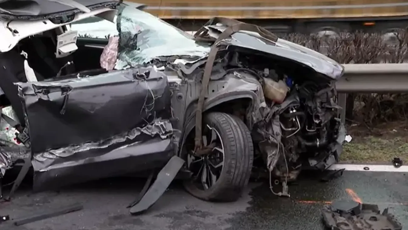 Megrázó fotók: esélye sem volt a nőnek a túlélésre, a baleset pillanatában életét vesztette