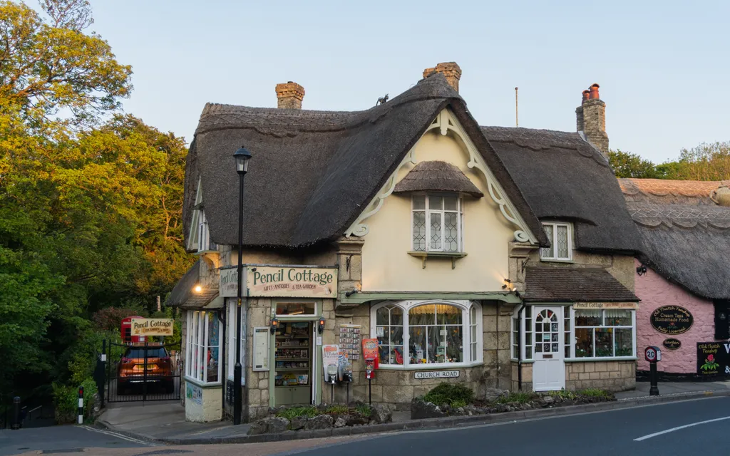 A nádfedeles Pencil Cottage Shanklin óvárosában, ahol teázó és ajándéküzlet is működik. 